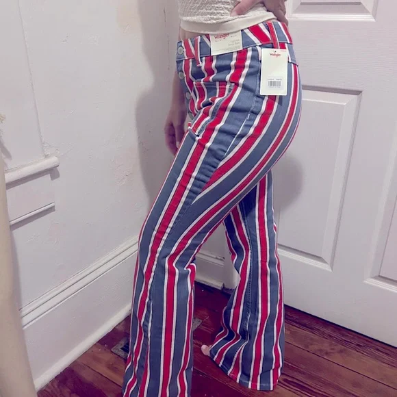 NWT Wrangler Women’s Americana High Rise Fierce Flare Jean. - Picture 2 of 5